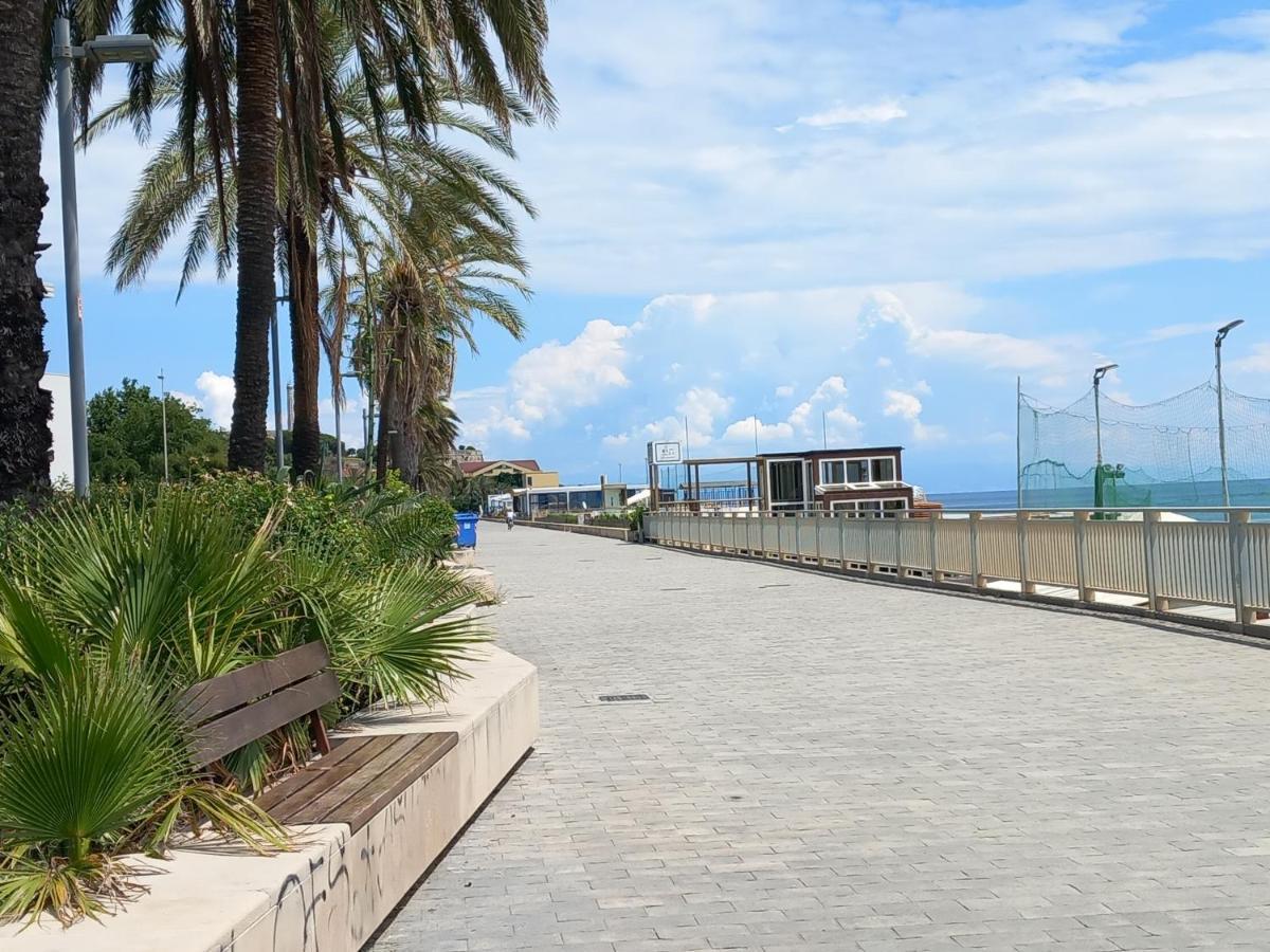 Sweet Sea View Apartment Савона Екстериор снимка