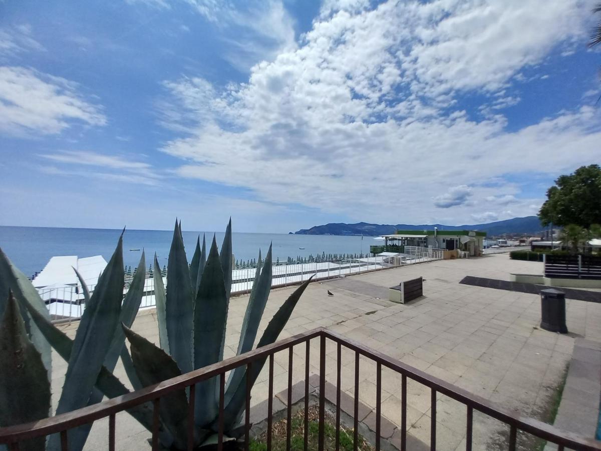 Sweet Sea View Apartment Савона Екстериор снимка