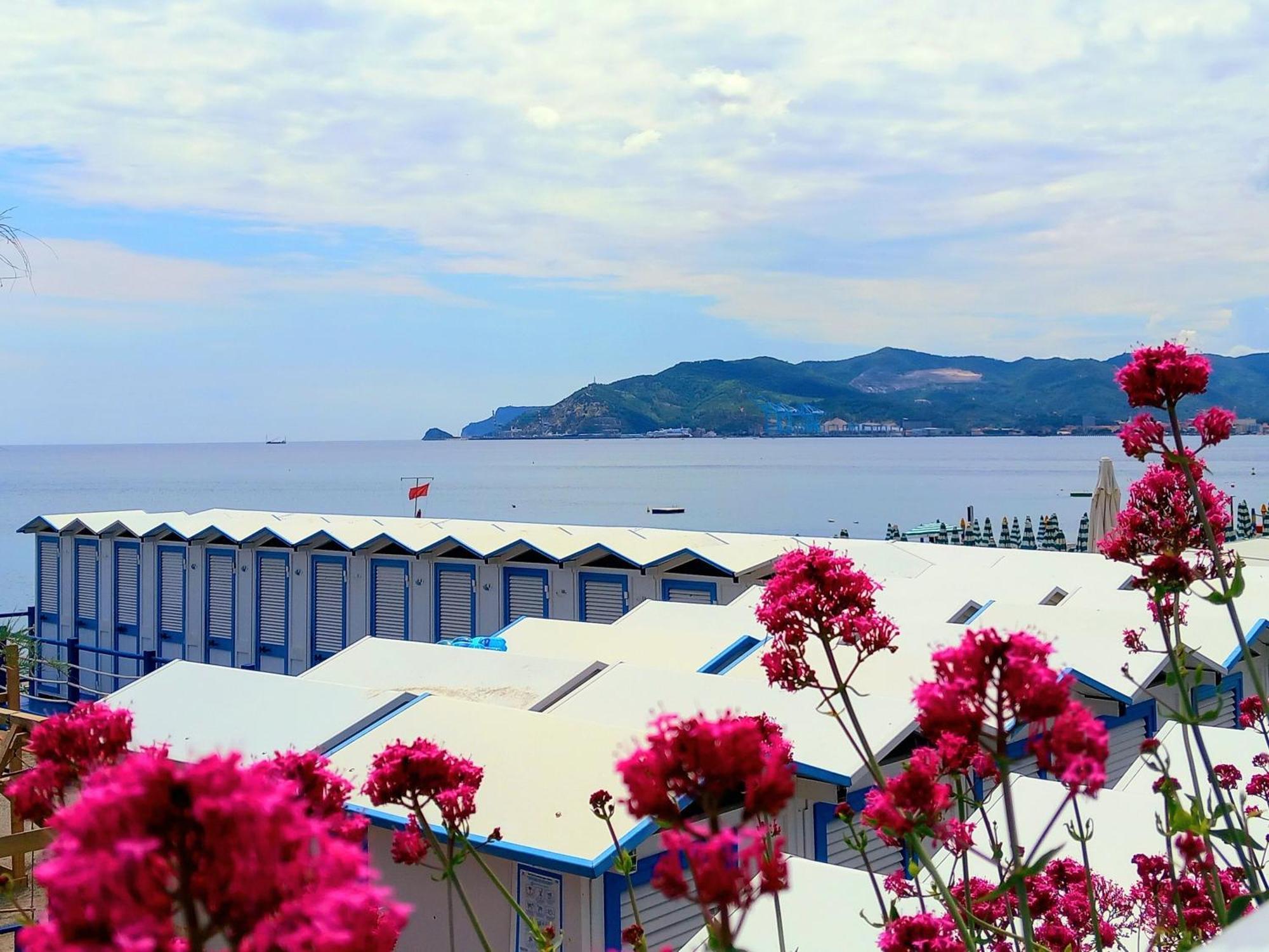 Sweet Sea View Apartment Савона Екстериор снимка